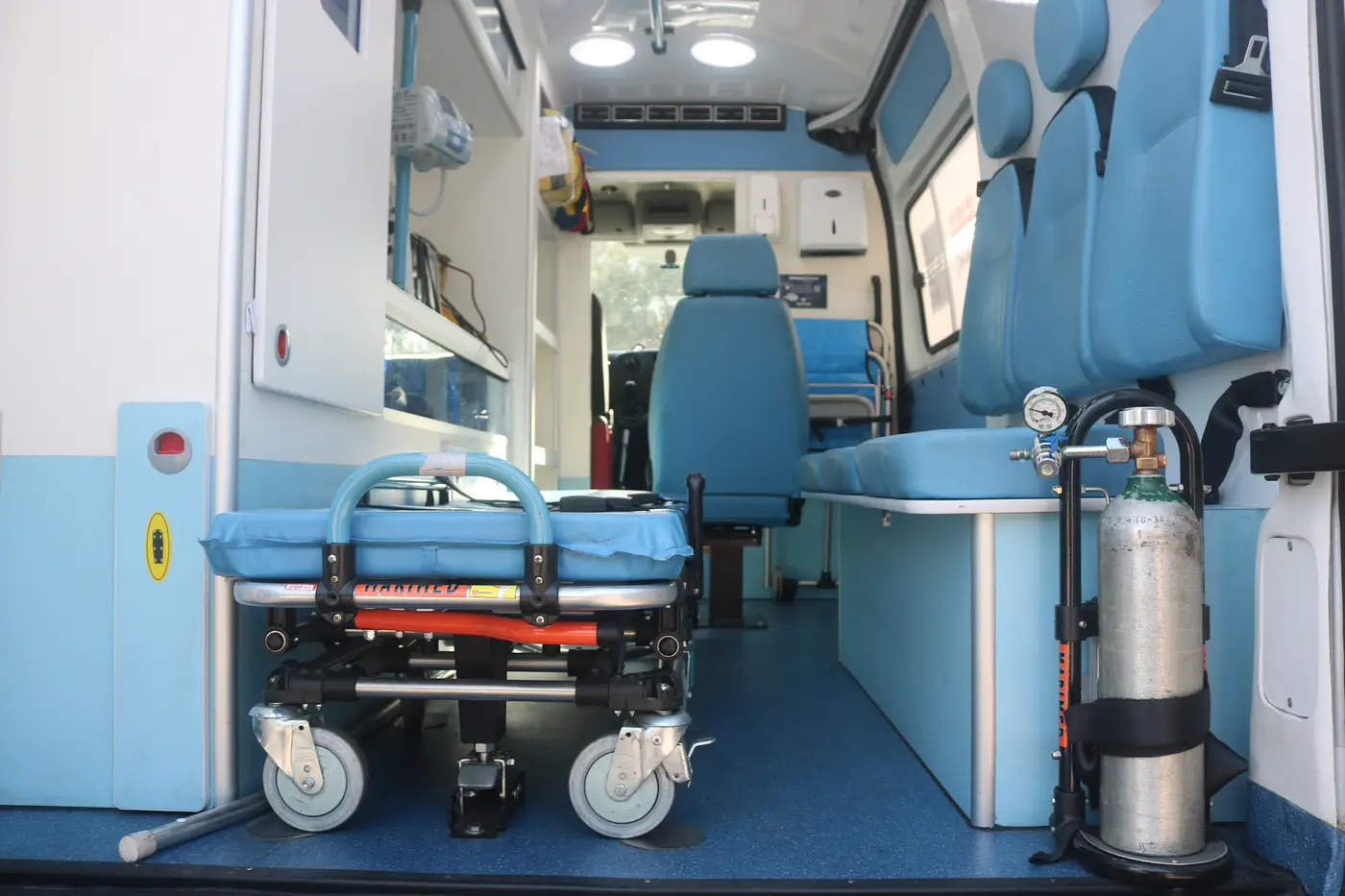 Interior de UTI móvel da Savior com equipamentos de suporte avançado